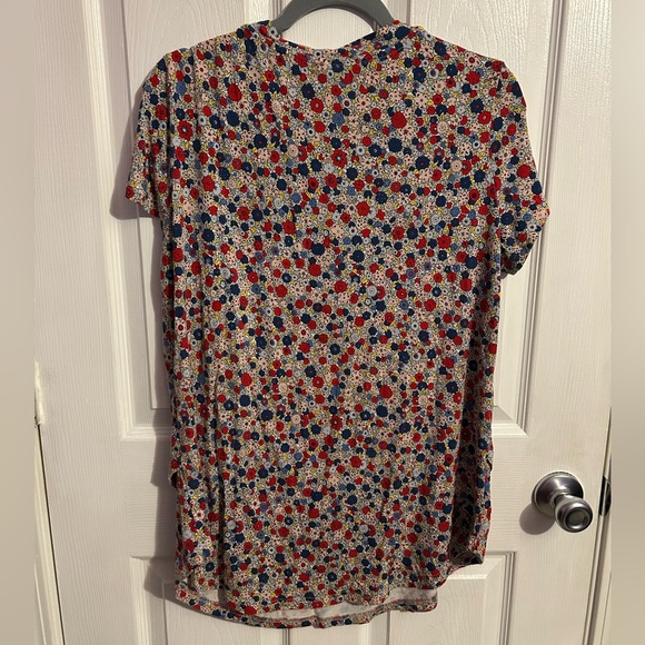Large floral Latched Mama nursing shirt - Picture 3 of 3